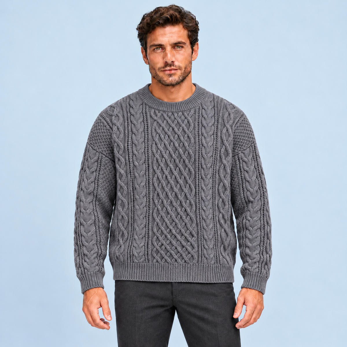 Pull ample homme en maille torsadée gris, vue de face sur le Modèle B