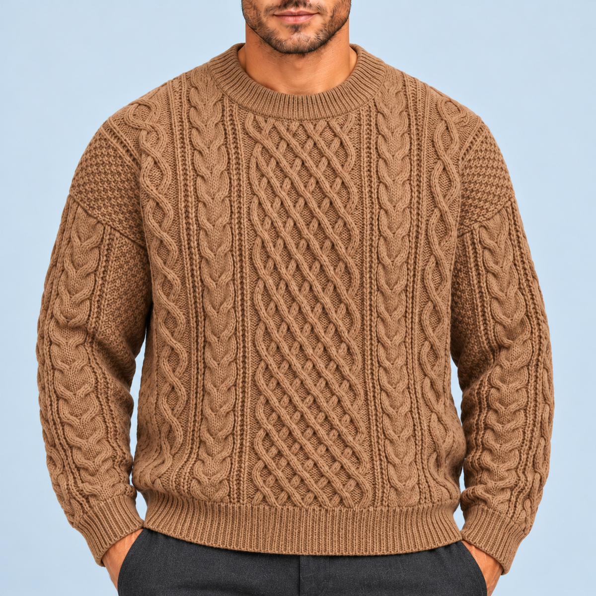 Détail du col rond et des torsades entrelacées du pull marron