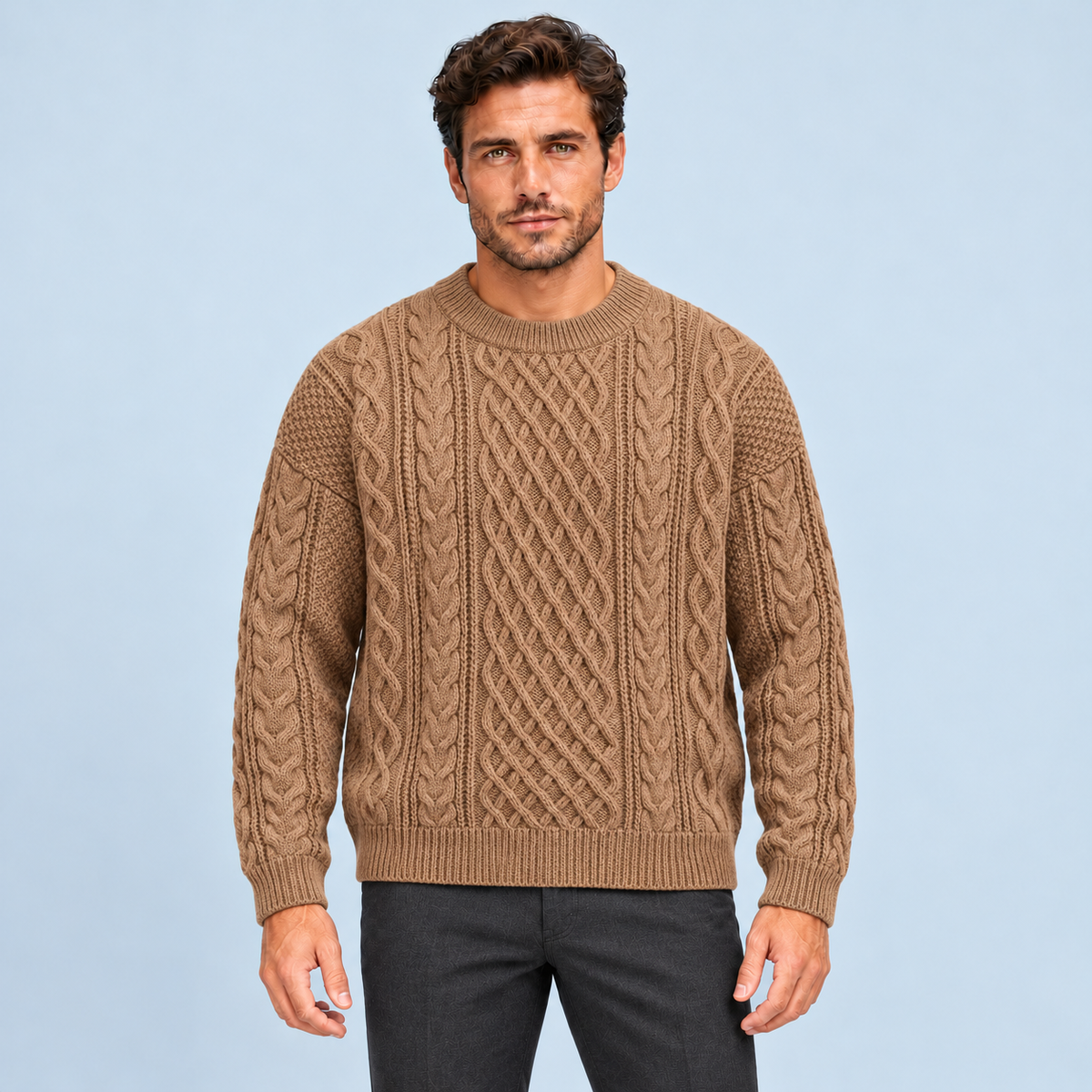 Pull ample homme en maille torsadée marron, vue de face sur le Modèle B