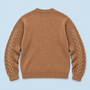 Pull ample homme marron posé à plat au sol, dos reconstitué — détails à vérifier