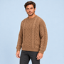 Pull ample homme en maille torsadée marron, vue de trois quarts sur le Modèle B