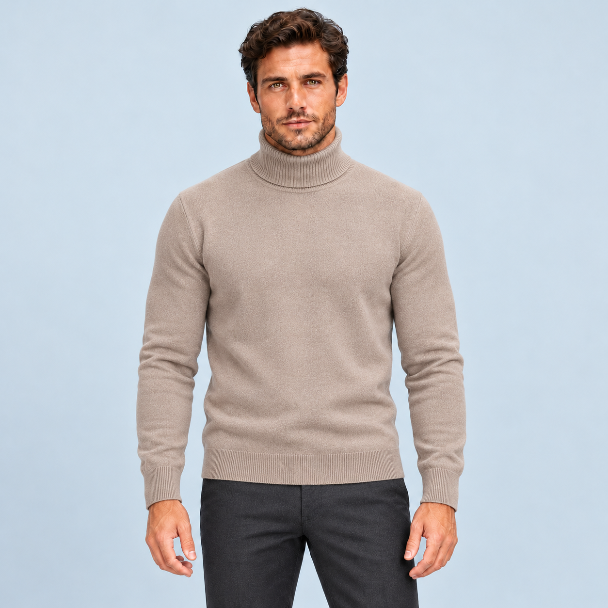 Pull homme beige en maille fine à col roulé, vue de face sur modèle B
