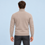 Pull homme beige à col roulé sur modèle B, dos reconstitué — détails à vérifier