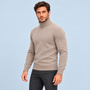 Pull homme beige en maille fine, vue de trois quarts sur modèle B