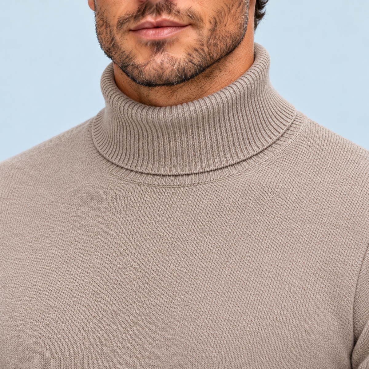 Détail du col roulé côtelé et de la maille fine du pull beige