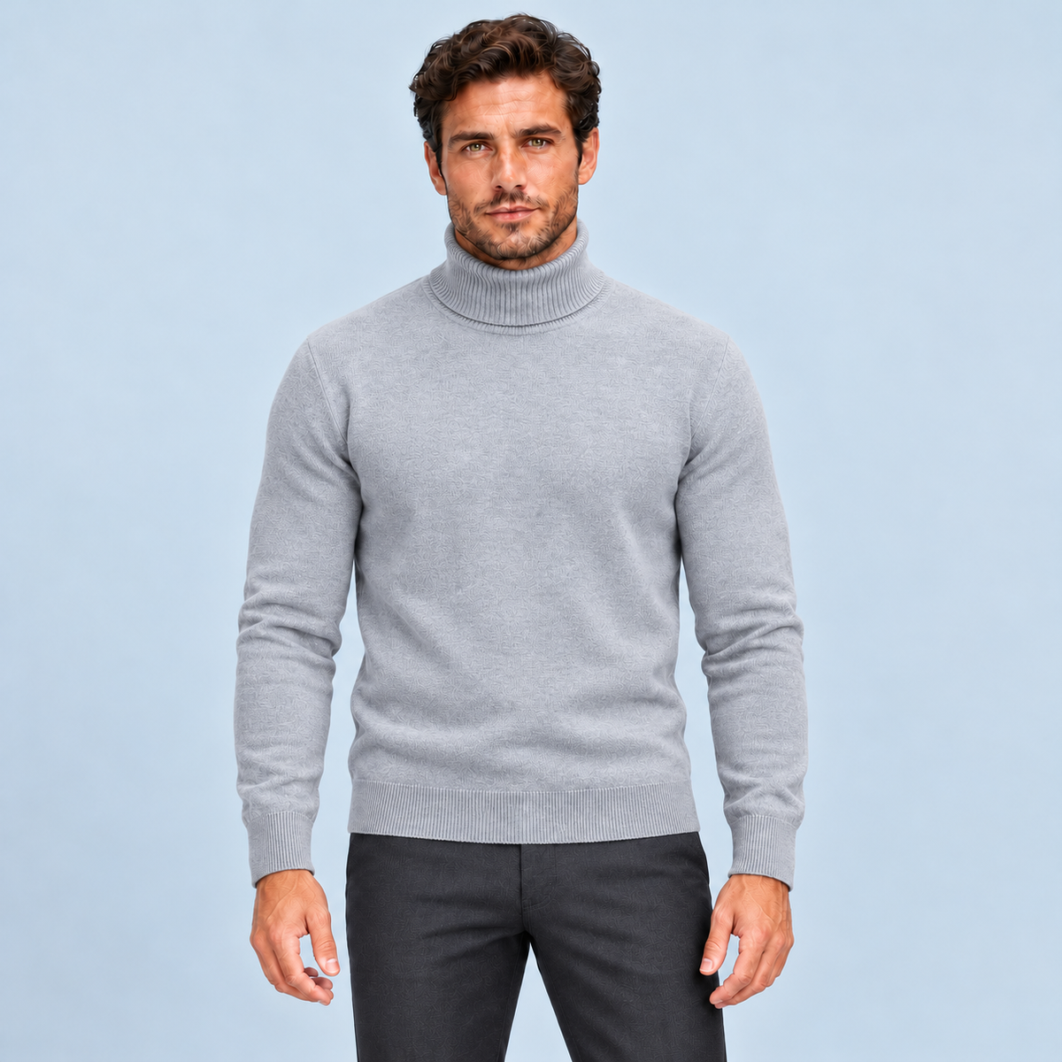 Pull homme gris en maille fine à col roulé, vue de face sur modèle B