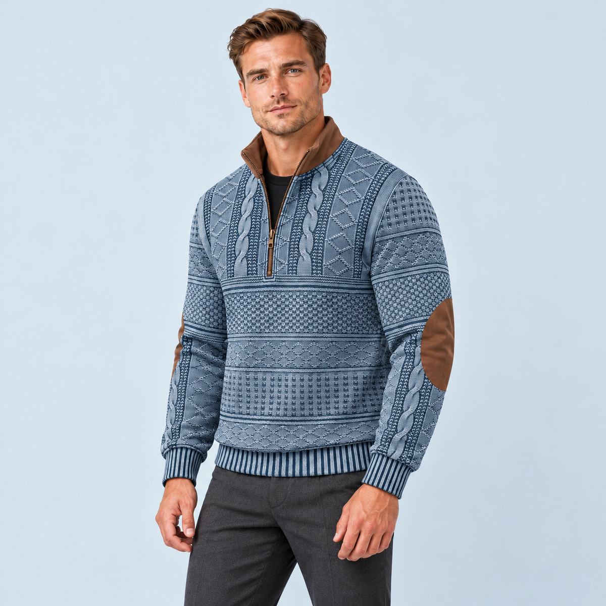 Pull homme bleu à col zippé et coudières contrastées, vue de trois quarts sur modèle D