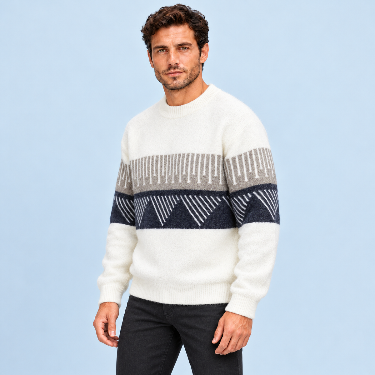 Pull homme en maille à motif géométrique et col rond — blanc trois quarts