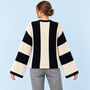 Pull femme rayé à manches larges beige et noir — dos