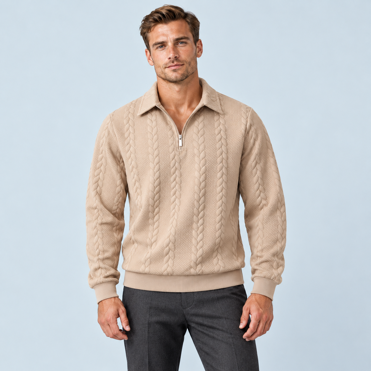 Pull homme à motifs torsadés beige, vue de face sur le Modèle D