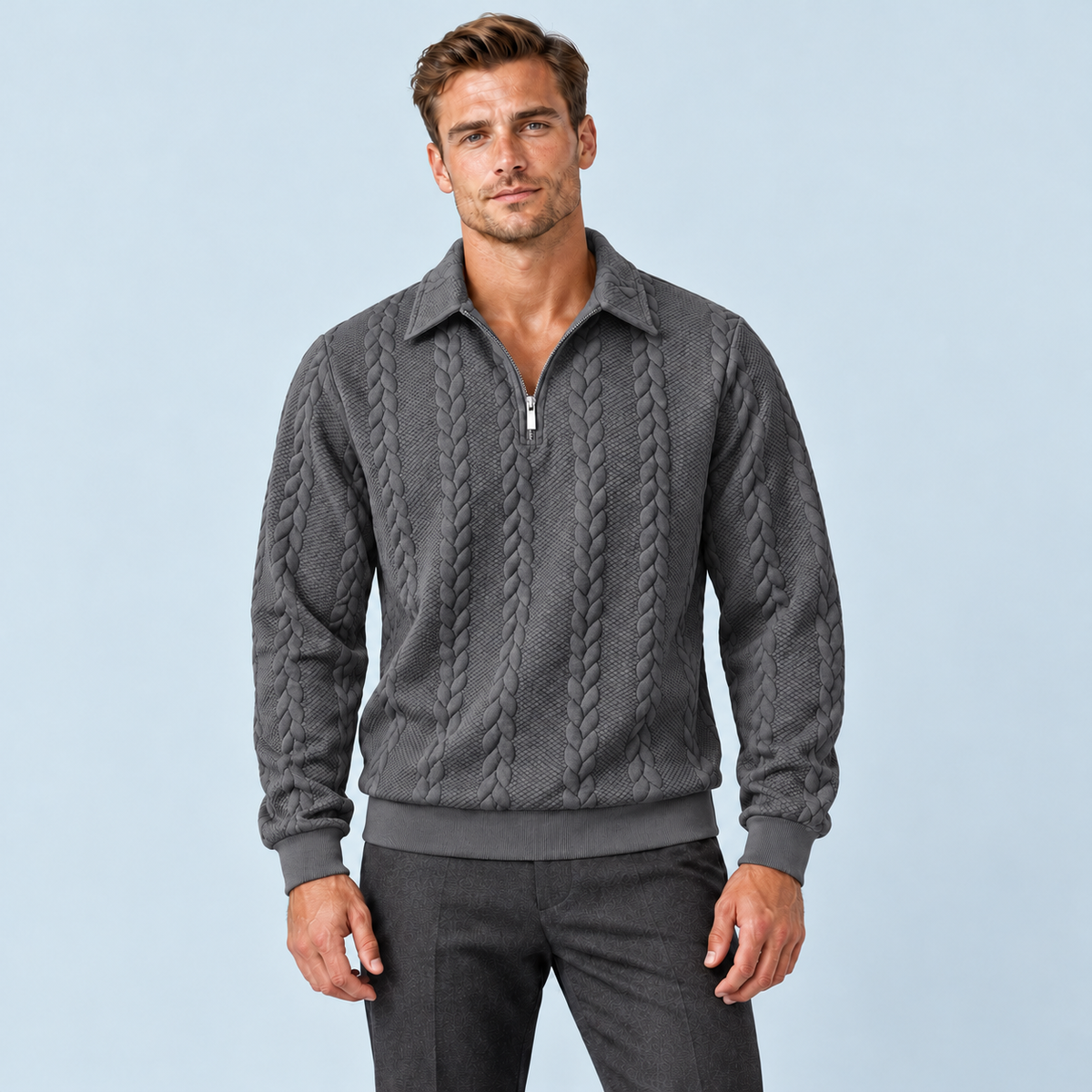 Pull homme à motifs torsadés gris foncé, vue de face sur le Modèle D