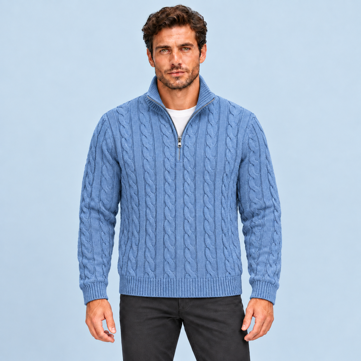 Pull torsadé homme bleu clair à col camionneur zippé, vue de face