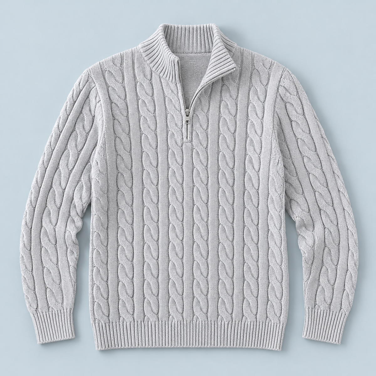 Pull torsadé homme gris présenté à plat, vue de face