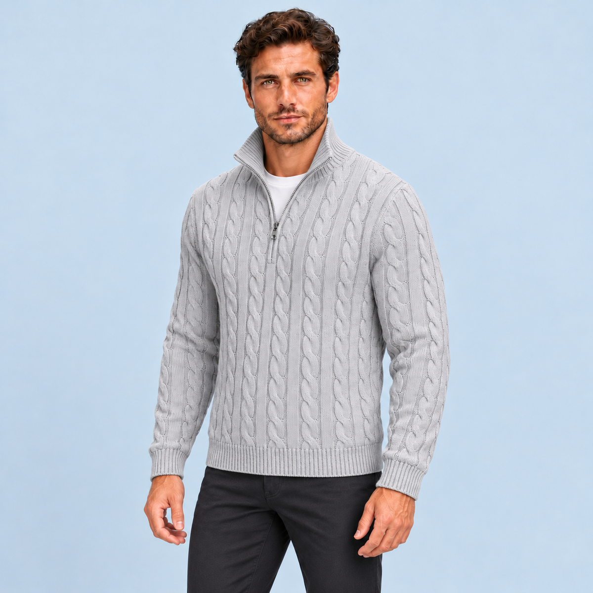 Pull torsadé homme gris à col camionneur zippé, vue de trois quarts