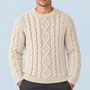 Détail du col rond, des torsades et des motifs losanges du pull beige