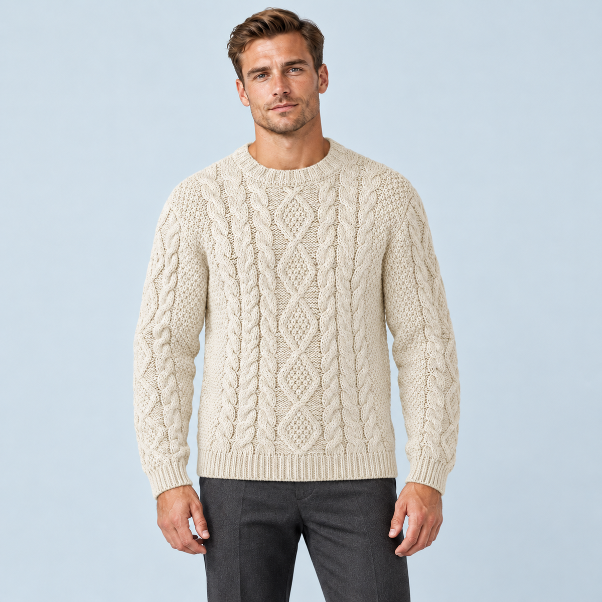 Pull torsadé homme beige à col rond, vue de face sur le Modèle D