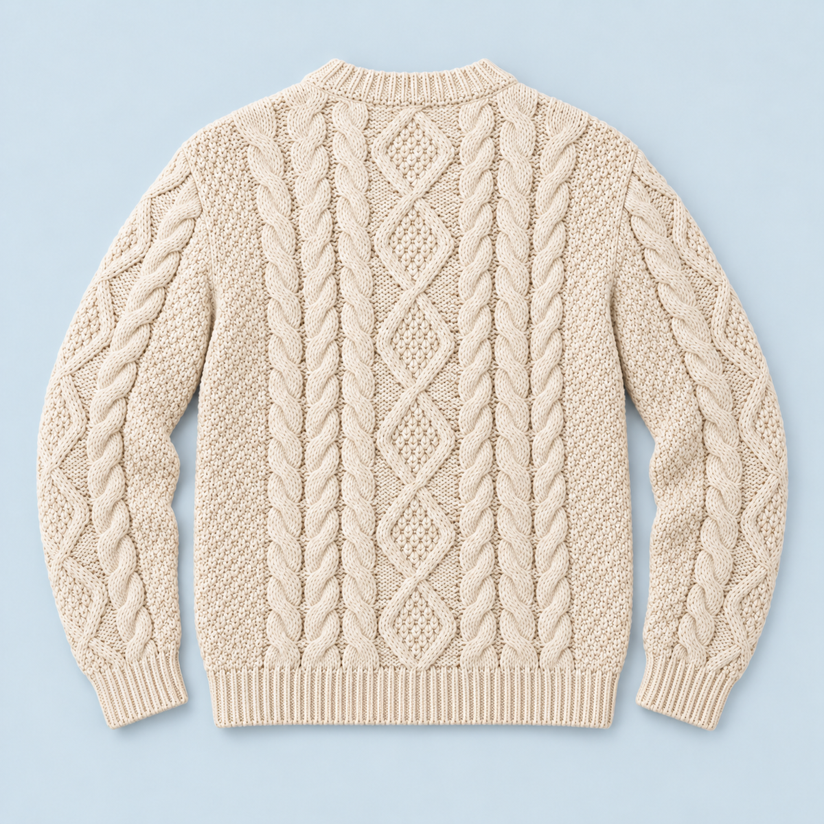 Pull torsadé homme beige posé à plat au sol, dos reconstitué — détails à vérifier