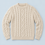 Pull torsadé homme beige posé à plat au sol, vue de face