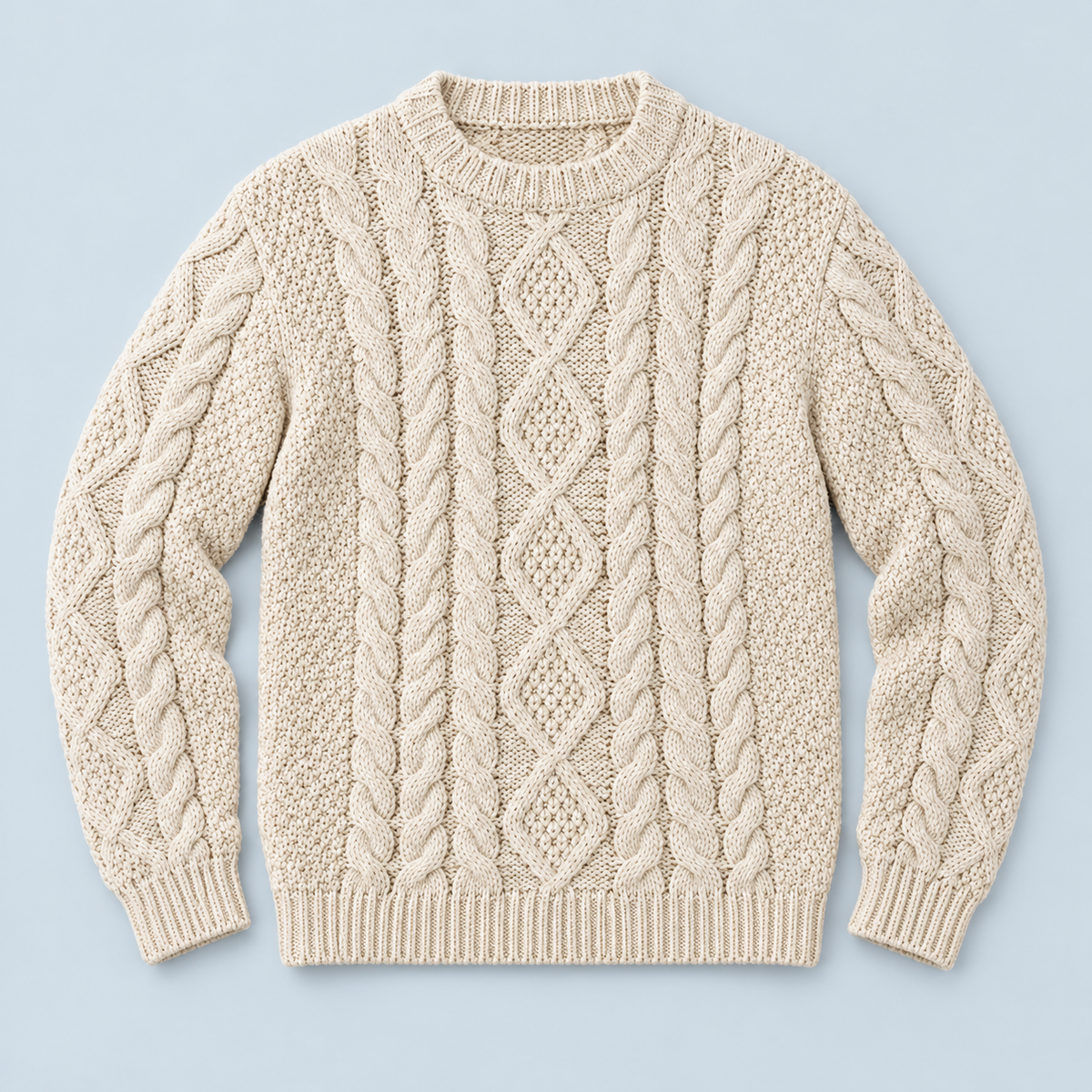 Pull torsadé homme beige posé à plat au sol, vue de face