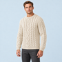 Pull torsadé homme beige à col rond, vue de trois quarts sur le Modèle D