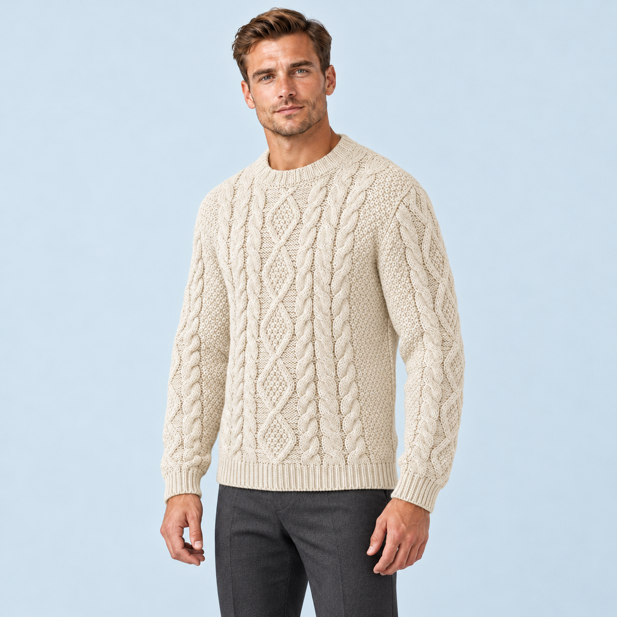 Pull torsadé homme beige à col rond, vue de trois quarts sur le Modèle D