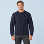 Pull torsadé homme bleu marine à col rond, vue de face sur le Modèle D