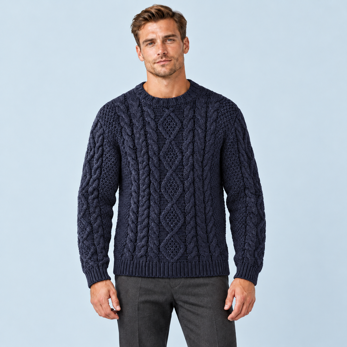 Pull torsadé homme bleu marine à col rond, vue de face sur le Modèle D