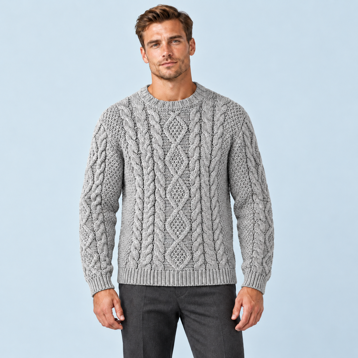 Pull torsadé homme gris clair à col rond, vue de face sur le Modèle D