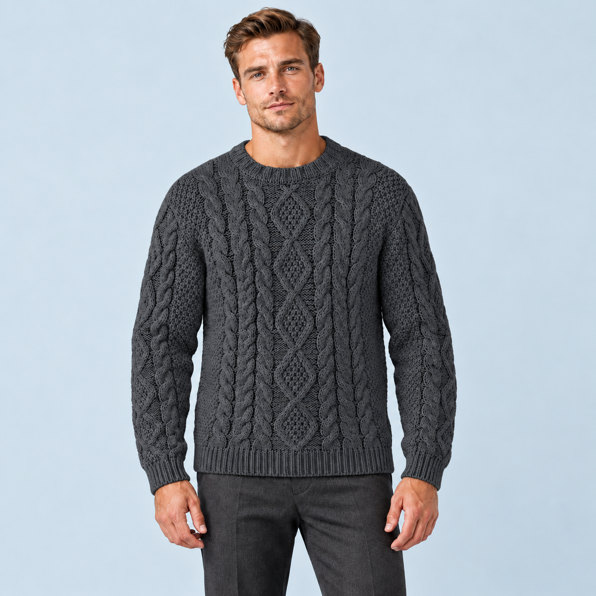 Pull torsadé homme gris foncé à col rond, vue de face sur le Modèle D