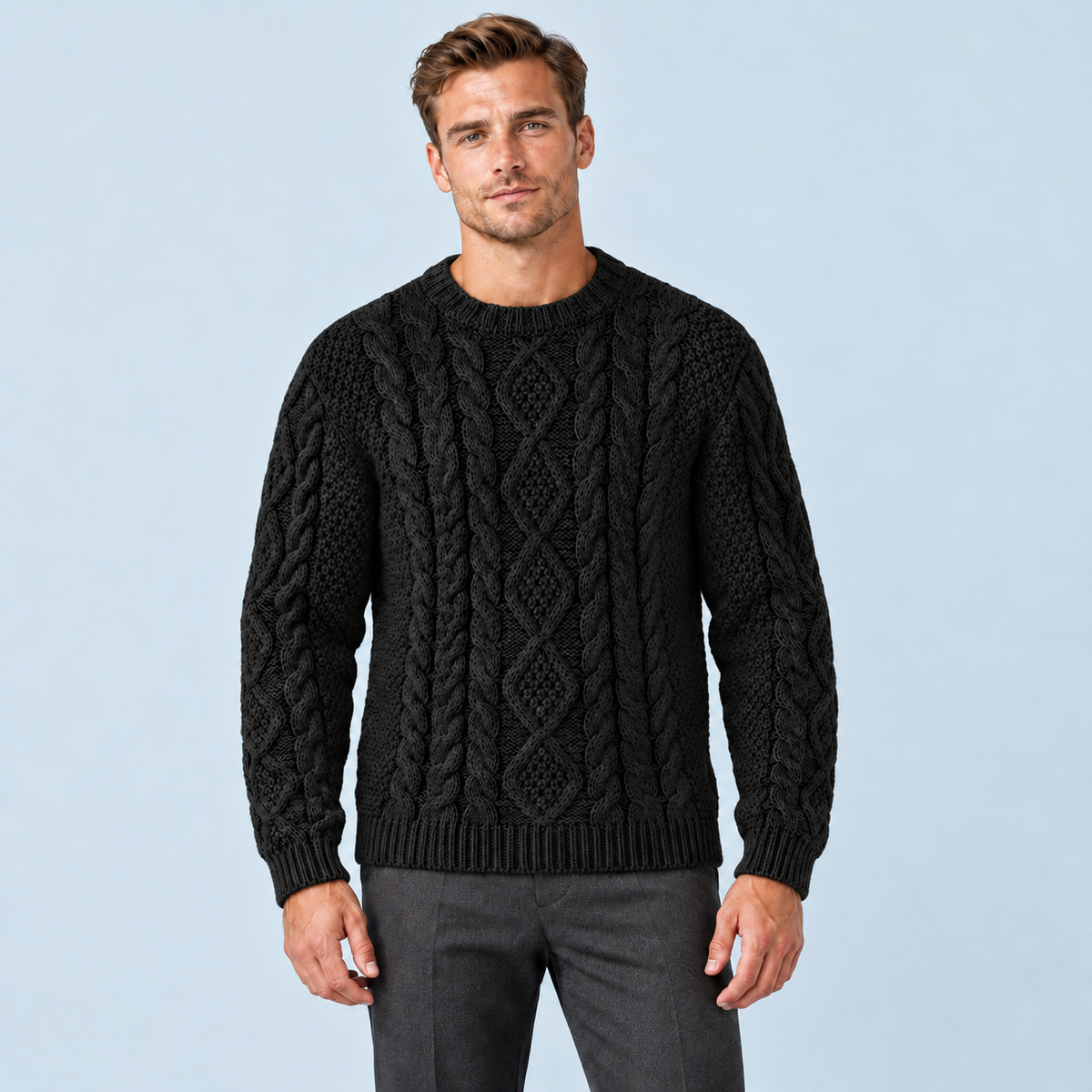 Pull torsadé homme noir à col rond, vue de face sur le Modèle D