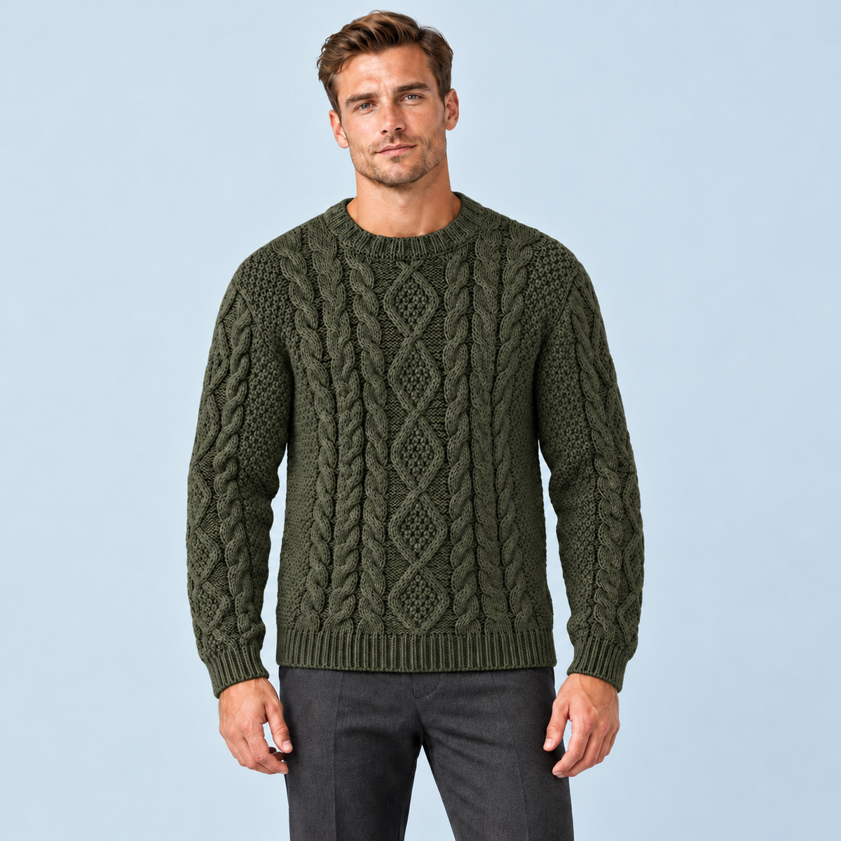 Pull torsadé homme vert armée à col rond, vue de face sur le Modèle D