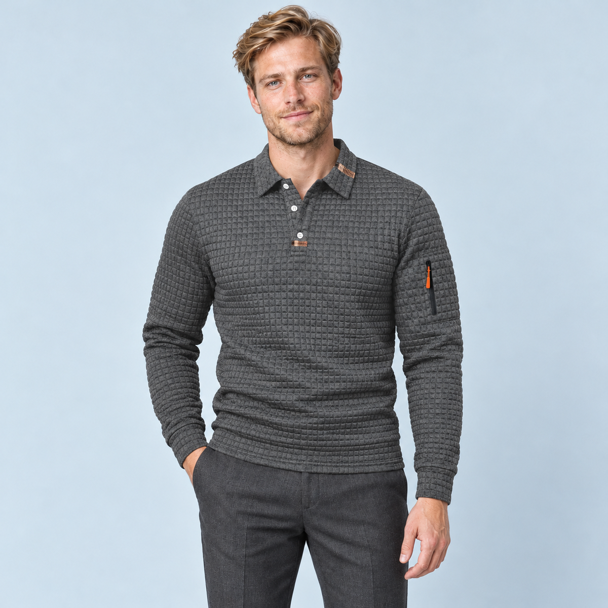 Pull polo gris porté de face