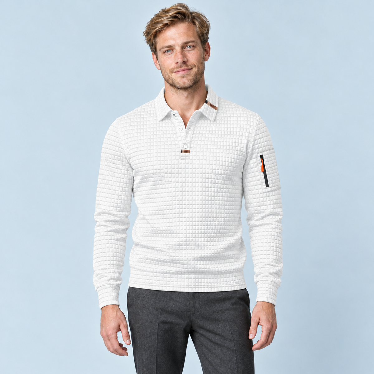 Pull polo blanc porté de face