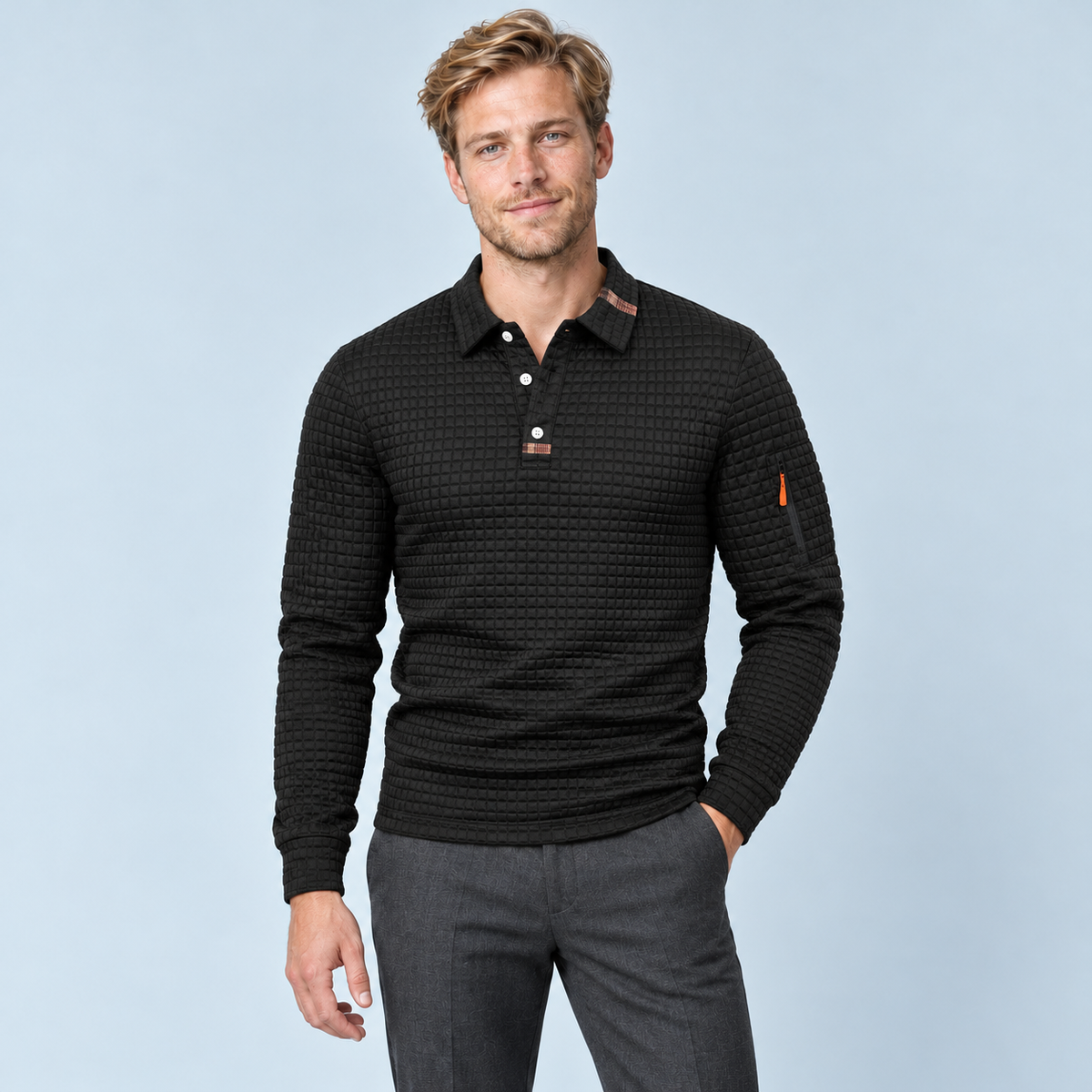 Pull polo noir porté de face