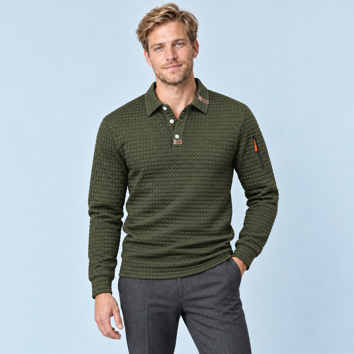 Pull polo vert olive porté de face