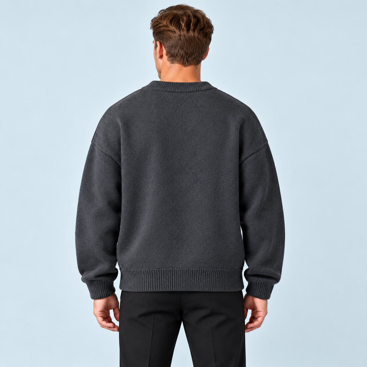 Pull homme à détails effilochés et col rond — gris-dos — dos reconstitué — détails à vérifier