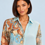 Robe chemise longue femme à imprimé baroque — bleu — détail du col et de l’imprimé