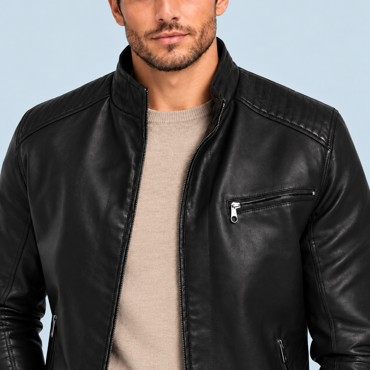 Blouson homme en similicuir à col montant — Noir — détail du col et des surpiqûres