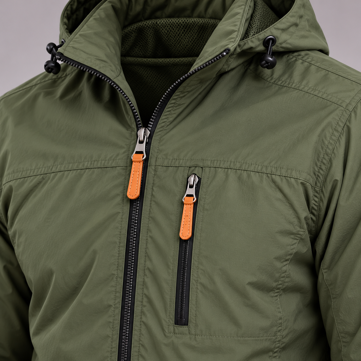 Veste à capuche vert olive — détail des zips et du tissu