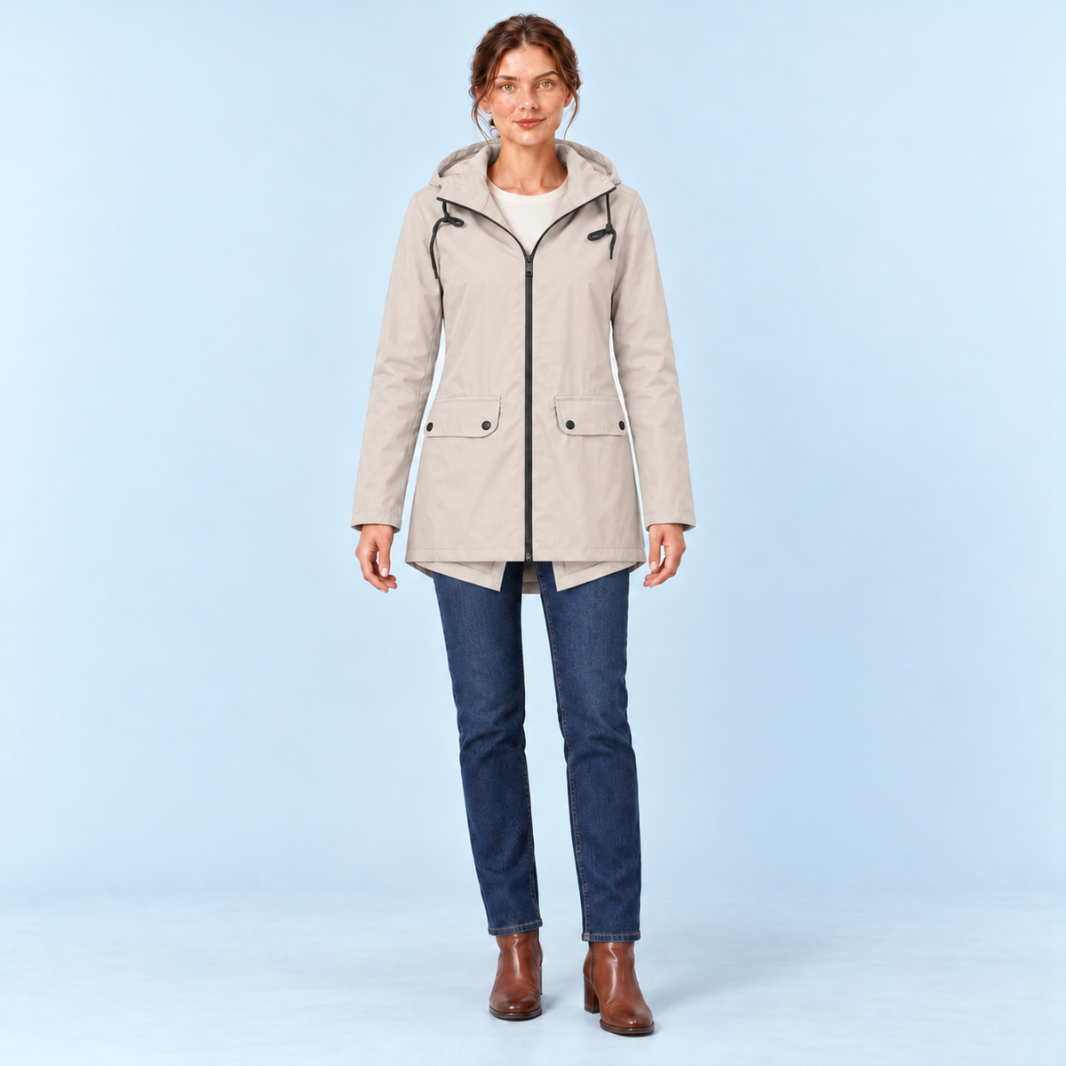 Veste femme beige à capuche et poches à rabat, vue de face sur le modèle A