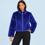 Veste courte femme en fausse fourrure à col montant — bleu — face